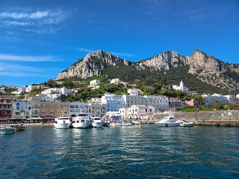 Excursión Capri puerto Marina Grande barcos costa