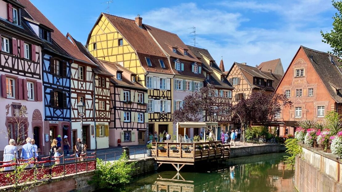 Casas con entramado de madera junto al canal de la Petite Venise en Colmar Alsacia