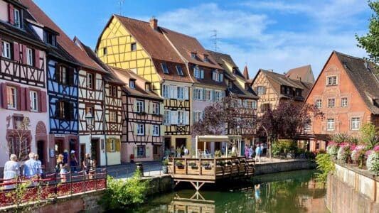 Casas con entramado de madera junto al canal de la Petite Venise en Colmar Alsacia