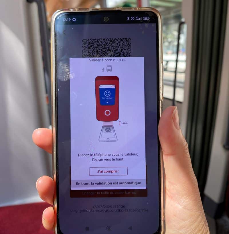 Teléfono móvil mostrando la pantalla de validación de un billete digital en el autobús de Alsacia
