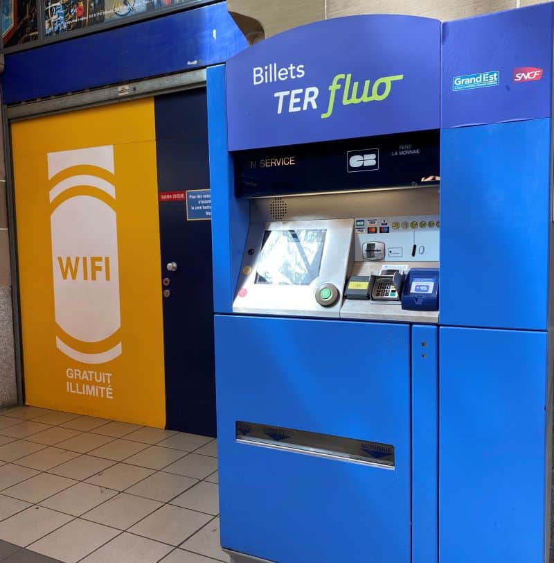 Máquina expendedora azul de billetes de tren regionales TER fluo de la SNCF en Francia
