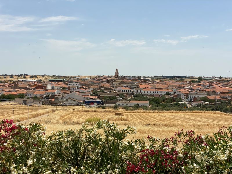 Vista panorámica de un pueblo blanco rodeado de campos y dehesas en el Valle de Los Pedroches Córdoba
