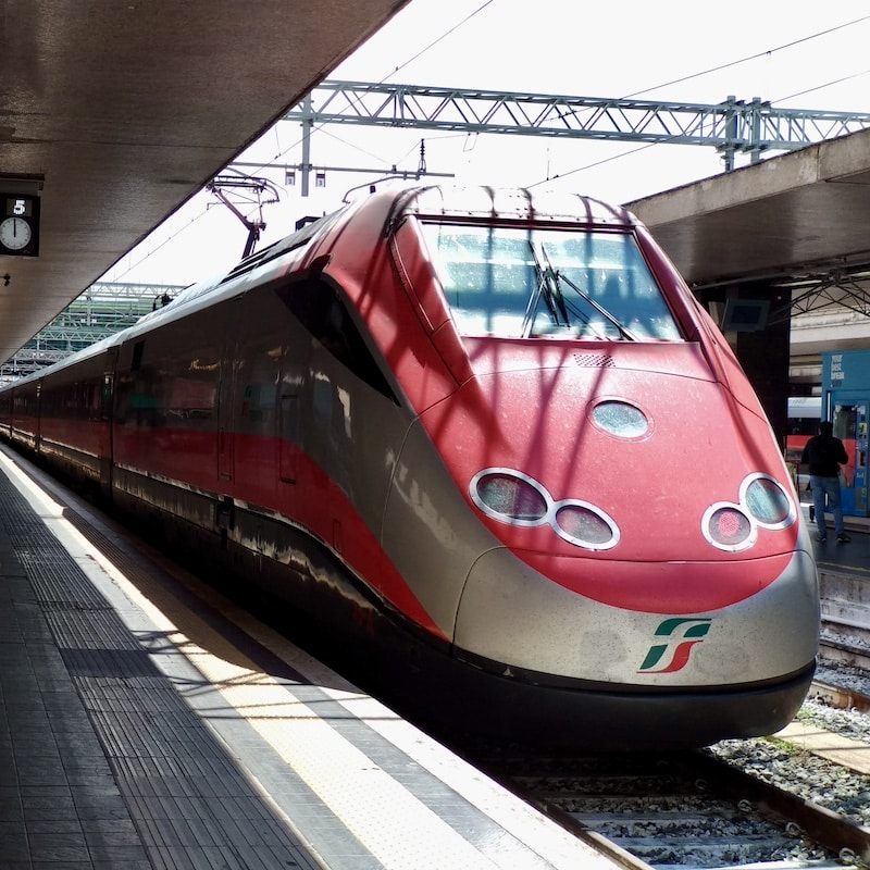 Un tren de alta velocidad Frecciarossa de Trenitalia estacionado en la vía, la opción más rápida para ir de Roma al sur.