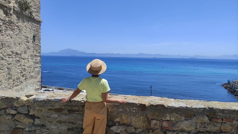 Mónica El Viaje de Sofi mirando a África desde Tarifa