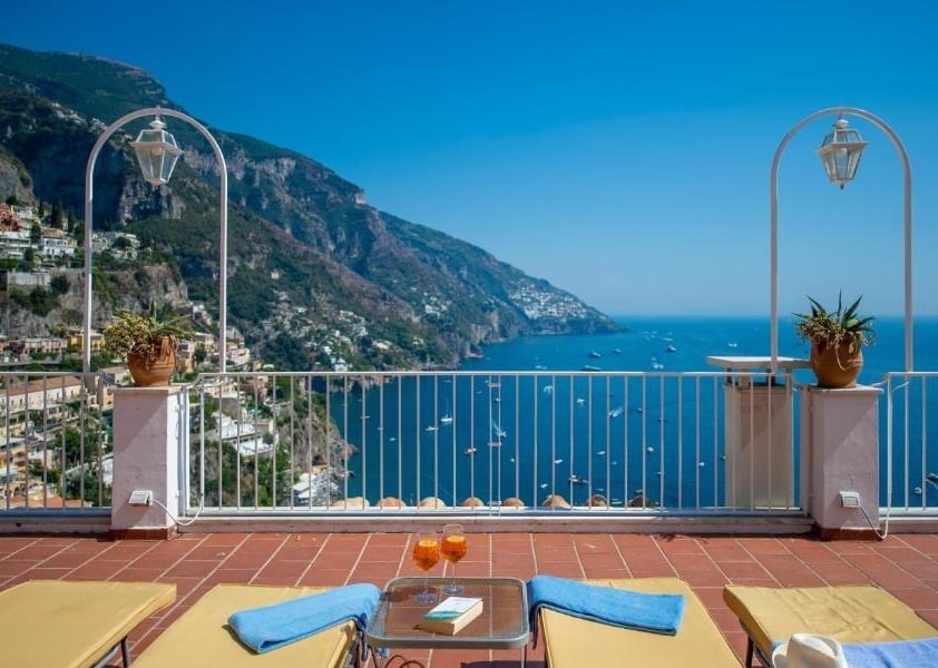 terraza con vistas al acantilado en casa Albertina Positano