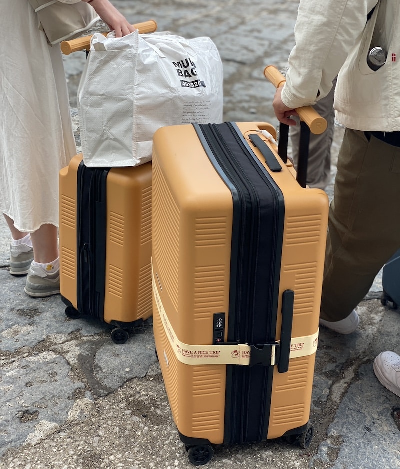 maletas de viaje listas para el traslado en la costa amalfitana