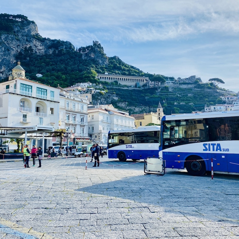 autobus sita sud en la carretera de la costa amalfitana