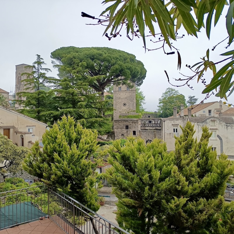 vistas de las torres de las villas de ravello costa amalfitana