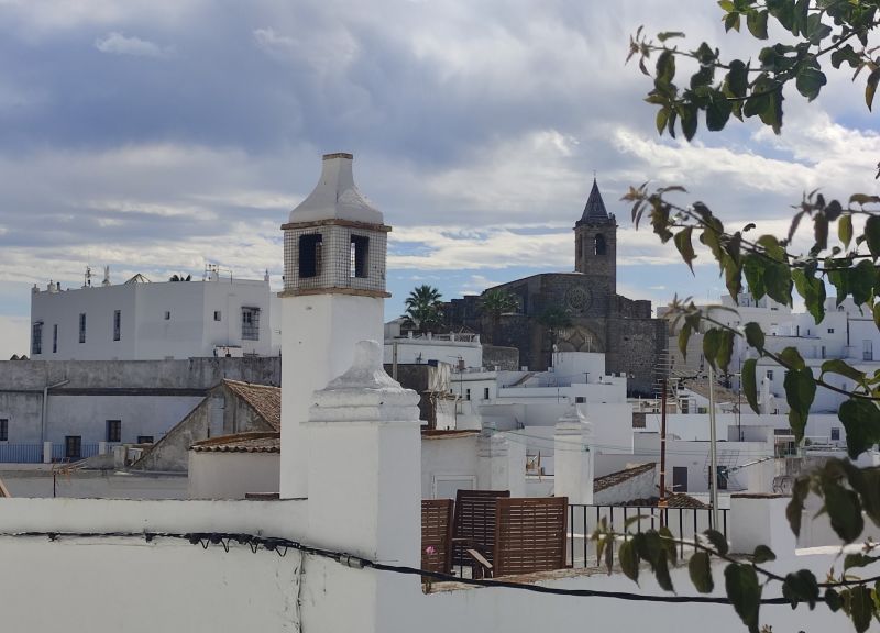 Vistas de Vejer de la Frontera con techos blancos y chimeneas de piedra