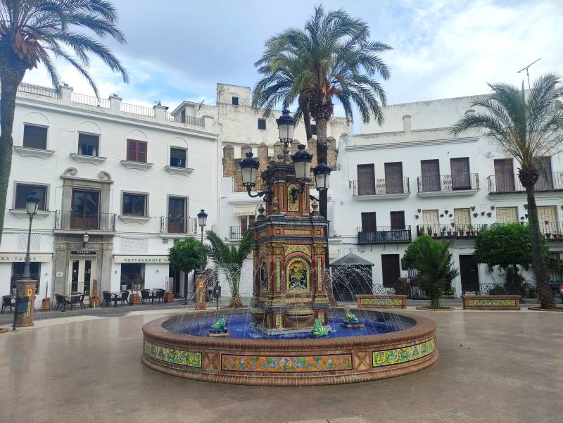 Fuente central de la Plaza de España de Vejer con azulejos y palmeras