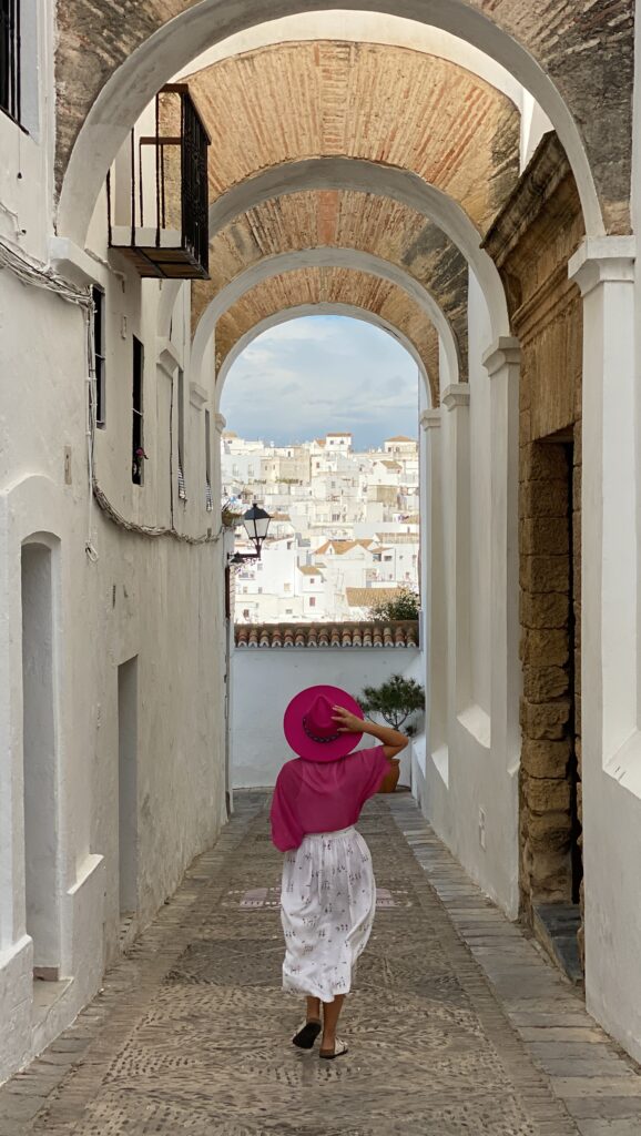 Calle empedrada y estrecha de la Judería de Vejer, con arcos de piedra