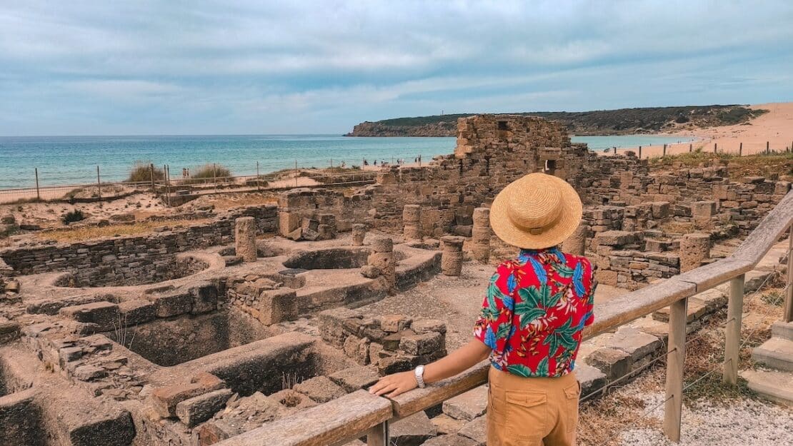 El Viaje de Sofi contemplando las ruinas romanas de Baelo Claudia con la duna de Bolonia y la playa de fondo.
