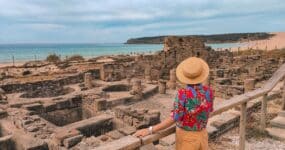 El Viaje de Sofi contemplando las ruinas romanas de Baelo Claudia con la duna de Bolonia y la playa de fondo.