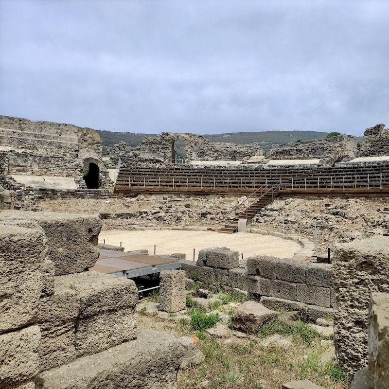 Graderío y escenario del teatro romano de Baelo Claudia con capacidad para más de dos mil espectadores.