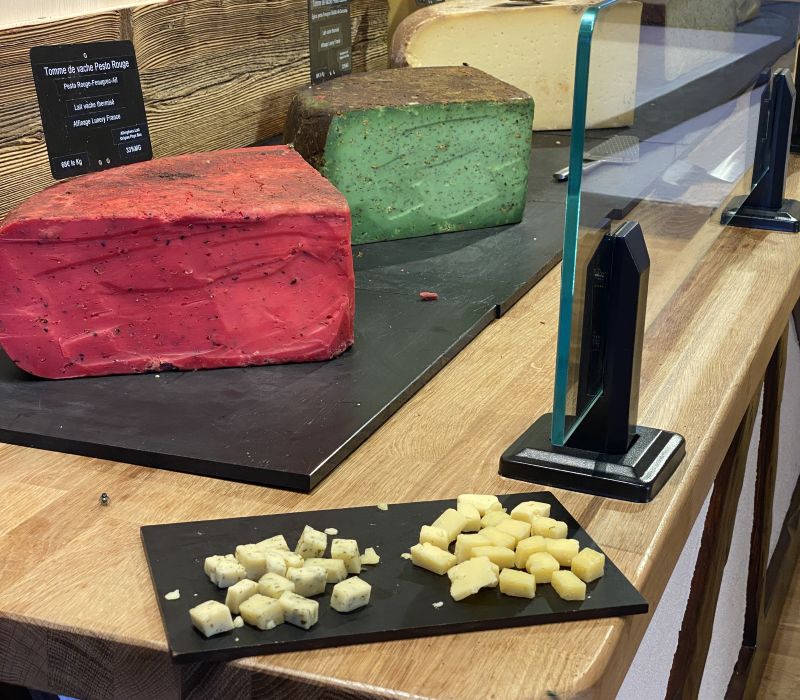 Variedad de quesos artesanales franceses y degustación para comer en Alsacia