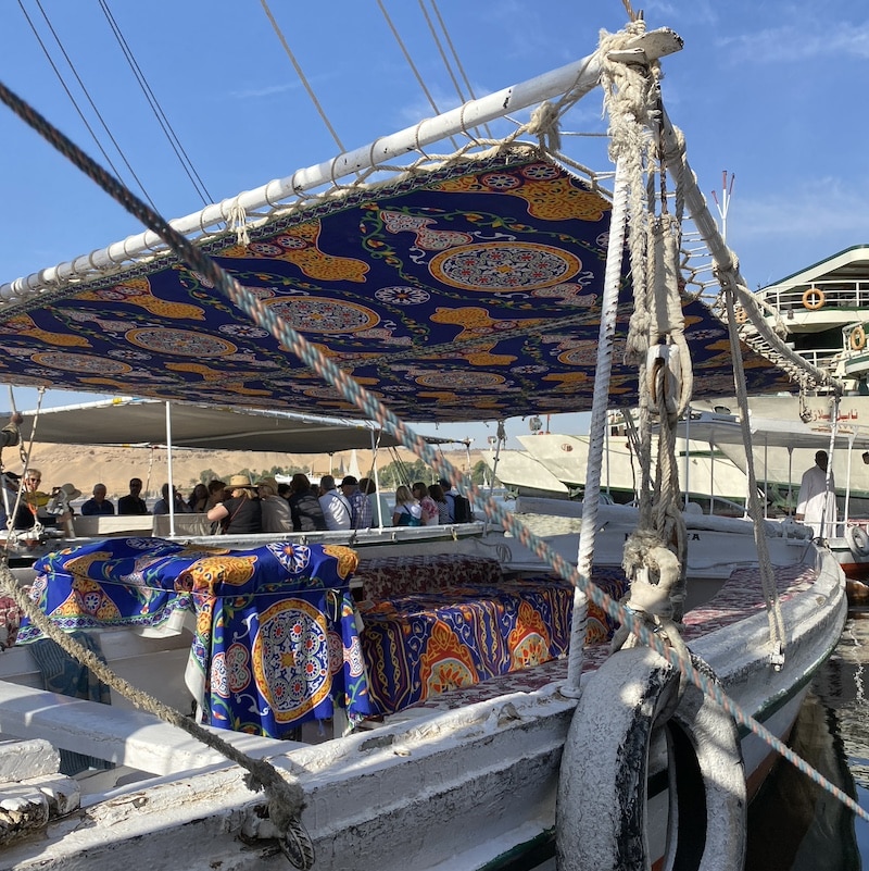 Faluca tradicional en las aguas del río Nilo en Asuán