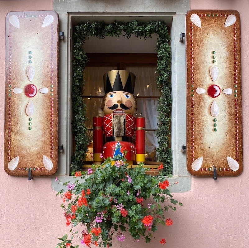 Ventana decorada Navidad Käthe Wohlfahrt en Riquewihr