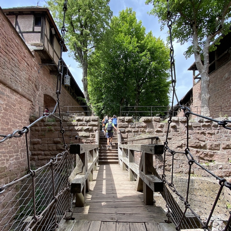 Puente levadizo y puerta de madera de acceso defensivo al Castillo de Haut-Koenigsbourg