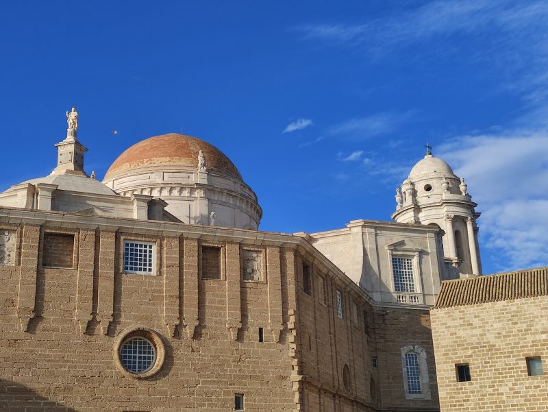 Cúpula dorada y la torre del reloj de la Catedral de la Santa Cruz de Cádiz