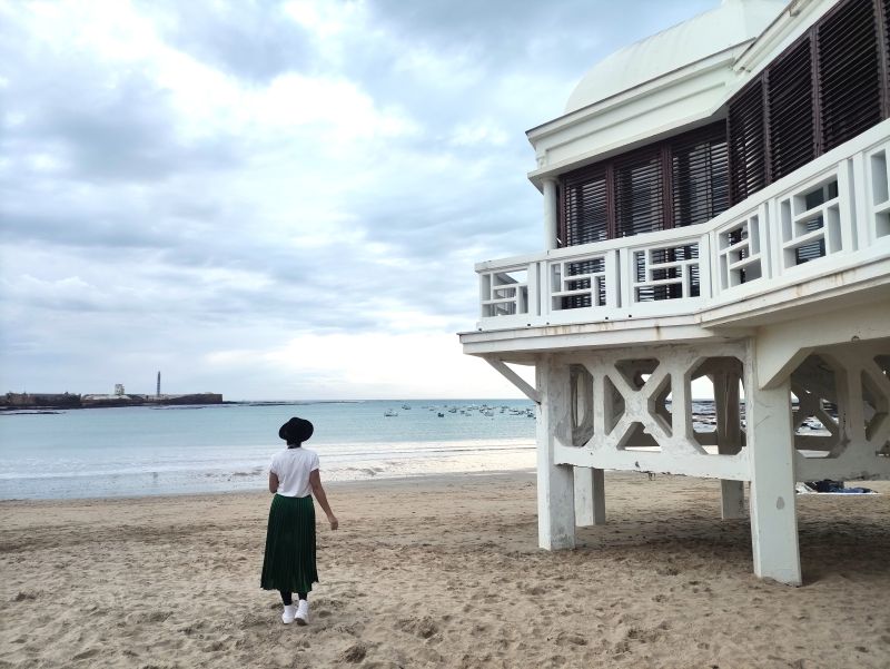 Playa de la Caleta, junto a la estructura blanca del antiguo Balneario de Nuestra Señora de la Palma.