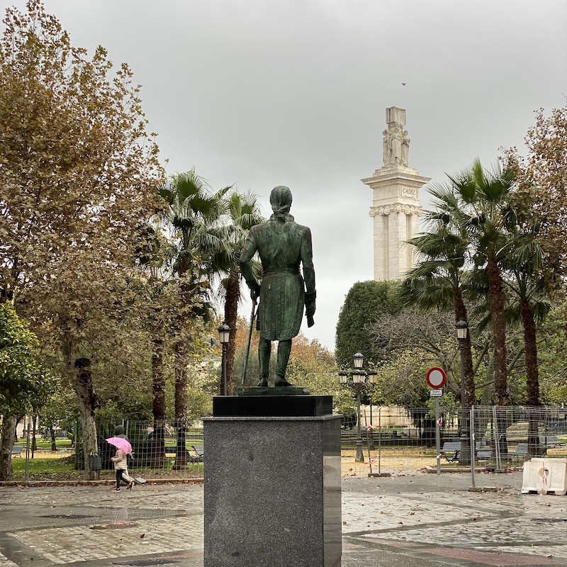 Estatua de Francisco de Miranda en primer plano con el Monumento a las Cortes en la Plaza de España de Cádiz