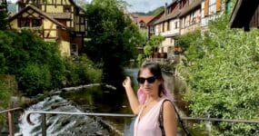 Mónica viendo la cascada sobre el río Weiss a su paso por Kaysersberg