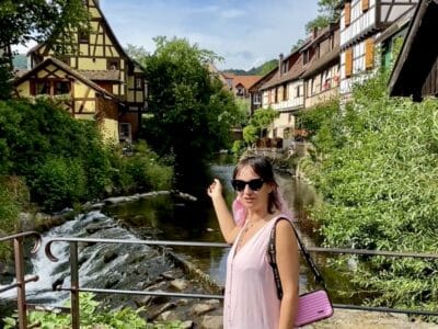 Mónica viendo la cascada sobre el río Weiss a su paso por Kaysersberg