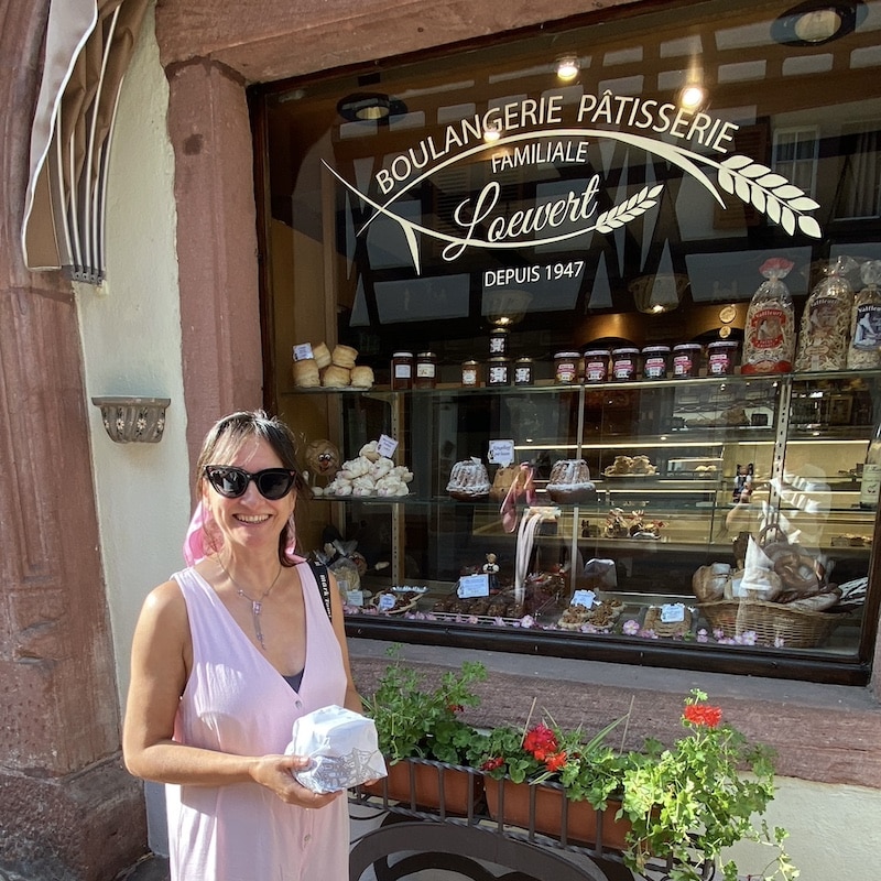 Escaparate tradicional de la panadería Maison Loewert en la calle principal de Kaysersberg.