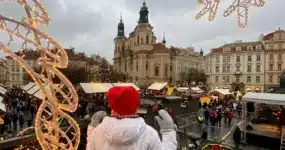 Mónica de El Viaje de Sofi contemplando el mercadillo de Navidad de Praga en el puente de diciembre