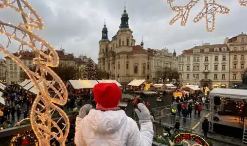Mónica de El Viaje de Sofi contemplando el mercadillo de Navidad de Praga en el puente de diciembre