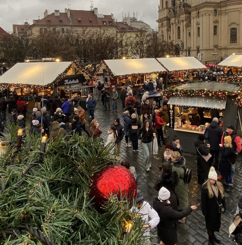 Puestos de comida y regalos en el mercadillo de Navidad de la Plaza de la Ciudad Vieja de Praga