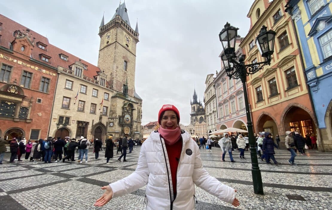 Mónica de El viaje de Sofi en la Plaza de la Ciudad Vieja de Praga frente al Reloj Astronómico.
