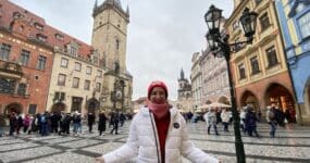 Mónica de El viaje de Sofi en la Plaza de la Ciudad Vieja de Praga frente al Reloj Astronómico.