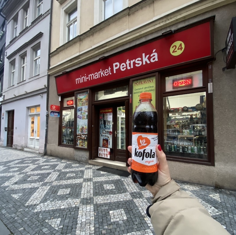 Bebida de Kofola, el refresco tradicional checo, comprada en un supermercado de Praga.