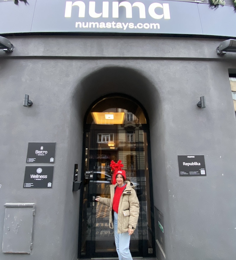 Entrada principal del hotel Numa I Praga Republika en una calle residencial céntrica de Praga.
