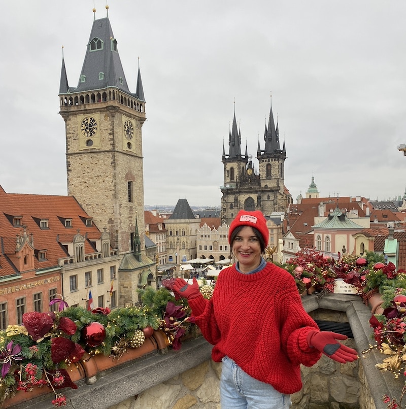 Mónica de El viaje de Sofi en la terraza del Hotel U Prince con vistas a los tejados de Praga.