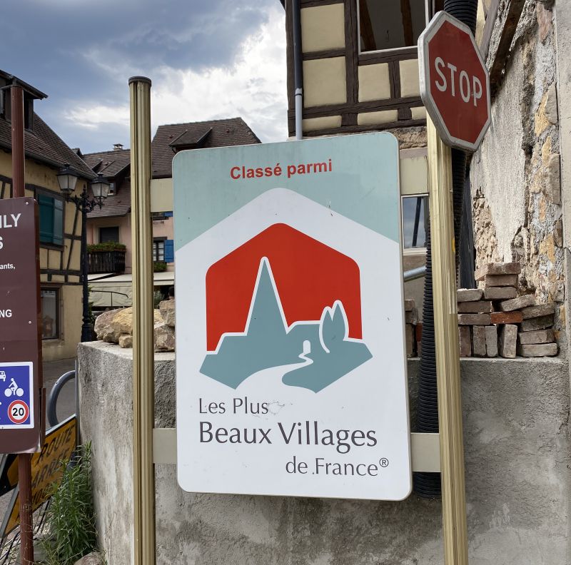 Cartel de Les Plus Beaux Villages de France en Eguisheim