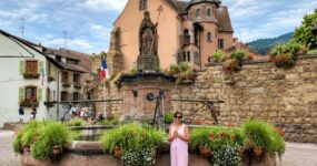 Mónica en la Plaza del Castillo Saint-Léon en nuestra visita a Eguisheim, Alsacia